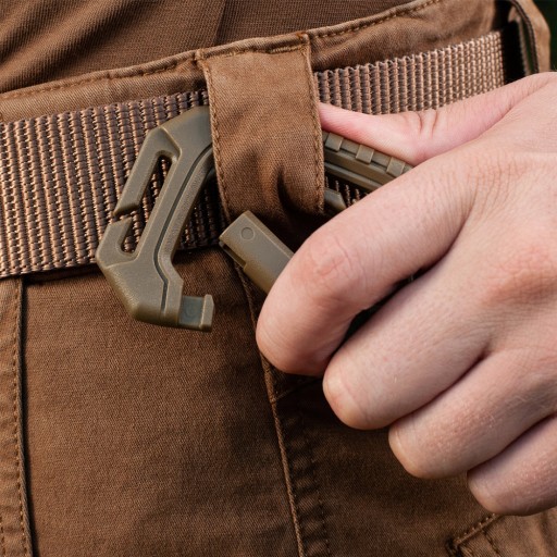 TAKTICKÁ KĽÚČENKA D-HOOK ABS M-TAC COYOTE BROWN