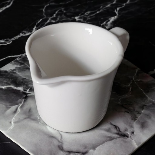 PORCELÁNOVÁ KONVIČKA NA MLIEČKO NA KRÉM