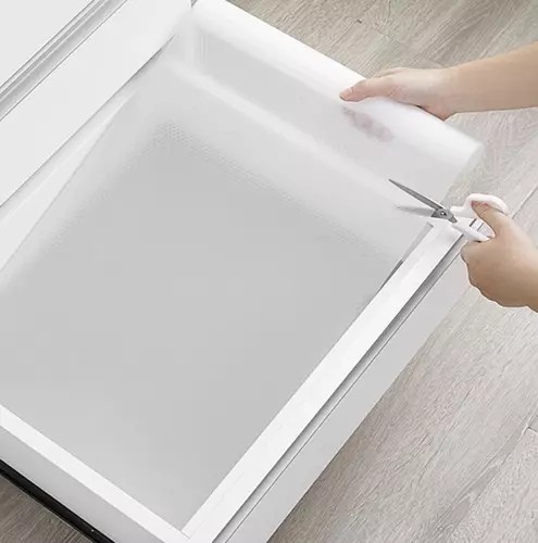 Protišmyková ochranná podložka do zásuviek, šatníkov, skriniek 300x50