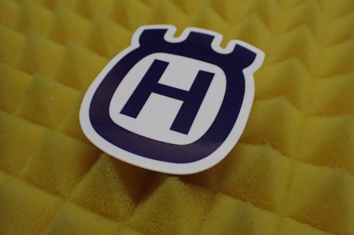 NÁLEPKA HUSQVARNA NÁLEPKA 5,1 x 6,2 cm