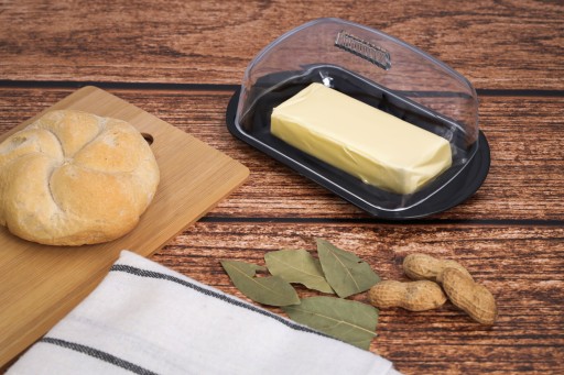 Čierna miska na maslo s pokrievkou, nádoba na brúsne maslo, brúsik, máselnica
