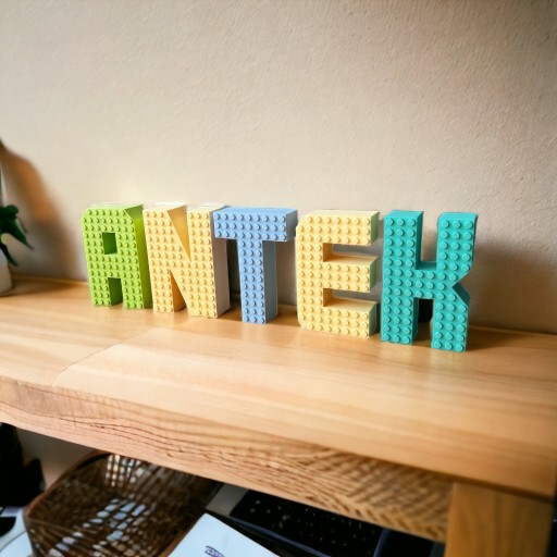 KAJAWIS LETTER 3D Stojace písmená XL v dekorácii miestnosti v štýle LEGO ECO NAME
