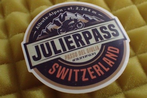NÁLEPKA JULIERPASS ŠVAJČIARSKO 6,6 x 6,6 cm UNIKÁTNA KOLEKCIA