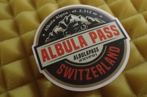 NÁLEPKA ALBULA PASS ŠVAJČIARSKO 6,6 x 6,6 cm UNIKÁTNA KOLEKCIA
