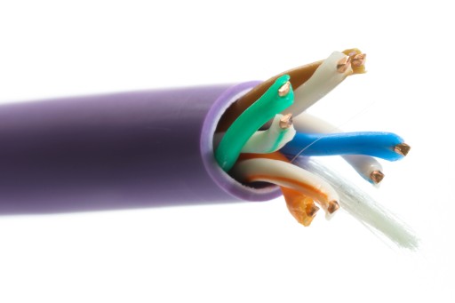 MOLEX krútený pár UTP 5e ethernetový kábel LSZH fialový - 1m