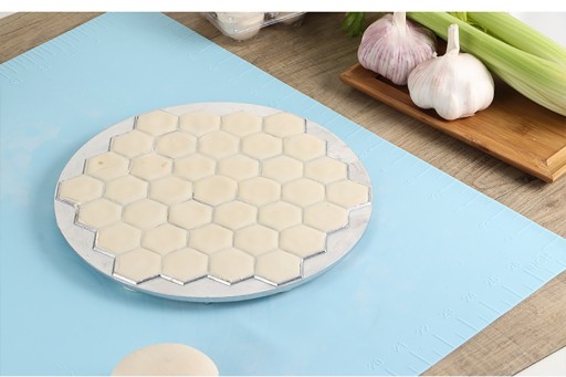 Forma na halušky, halušky na ravioli, forma na vykrajovanie
