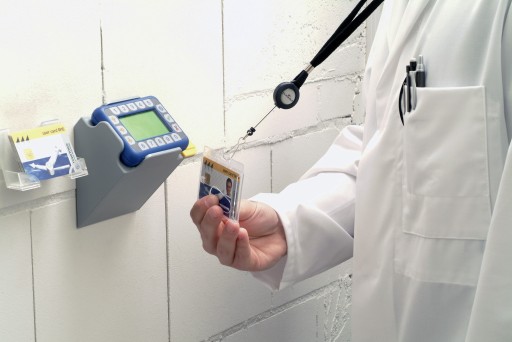 Odolný uťahovací mechanizmus s karabínou a popruhom 822301