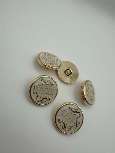 Plastový gombík so zlatým erbom na bielom podklade, 22mm