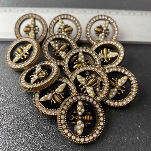 Hnedý kovový gombík Bee so zirkónmi 23 mm