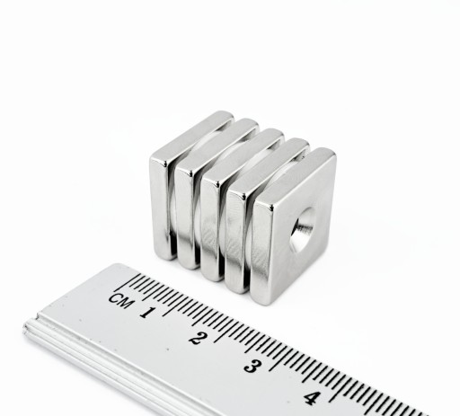 NEODYMIOVÝ MAGNET NA SKRUTKU 20x20x4 S OTVOROM 8x4 - 2 KS + SKRUTKY