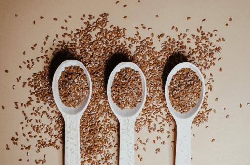 PRÍRODNÉ ĽANOVÉ SEMIENKO, HNEDÉ ĽANOVÉ, PANENICKÉ ZRNKÁ NA PEČENIE NÁLEHOV 1kg