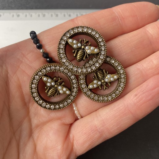 Hnedý kovový gombík Bee so zirkónmi 23 mm