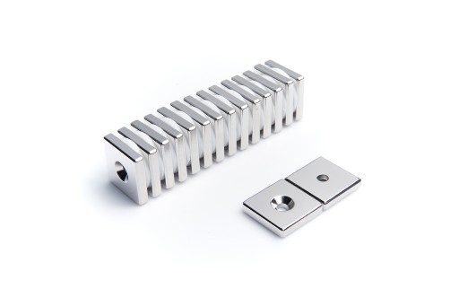 Neodymový tanierový magnet MPŁ 20x20x4 N38 na skrutku 1 kus