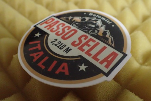 NÁLEPKA PASSO SELLA ITALIA 6,6 x 6,6 cm UNIKÁTNA KOLEKCIA