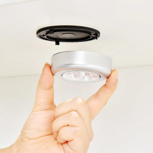 SAMOLEPIACA PODSKRIŇOVÁ LAMPA S BATÉRIAMI, 4 ks.