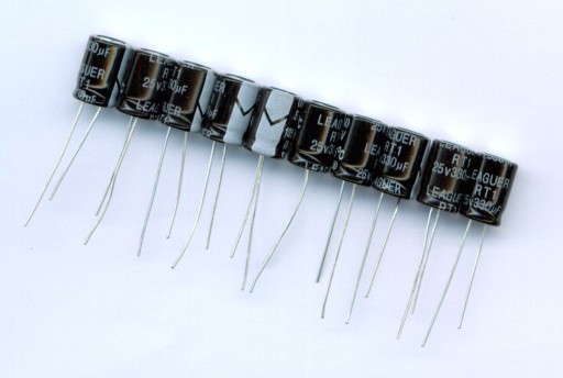 330uF 25V 330 µF 25 V LEAGUER (10 KS) ELEKTROLYTICKÝ KONDENZÁTOR