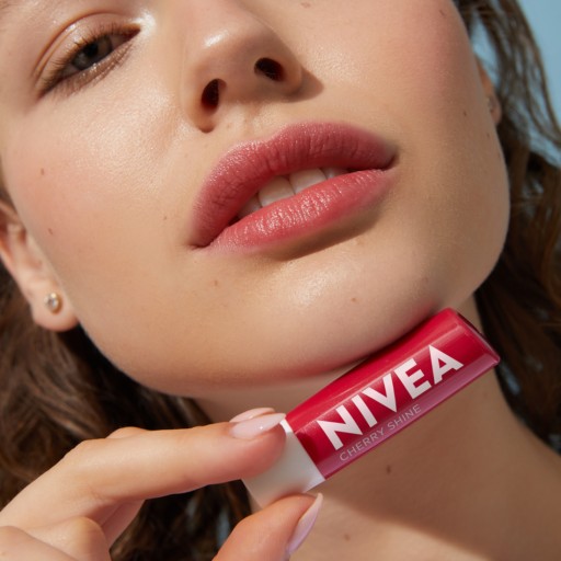 NIVEA Ošetrujúci rúž Cherry Shine 4,8 g