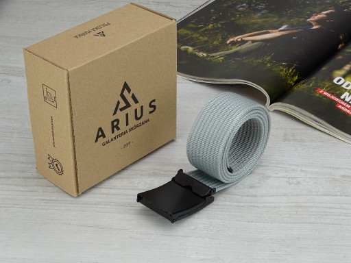 Arius Elegantný šedý remienok s matným gravírovaním loga