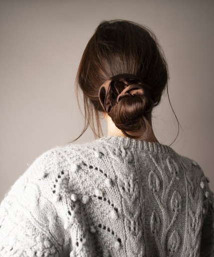 RUB NA VLASY SCRUNCHIE, SATÉN, ČOKOLÁDOVÁ HNEDÁ