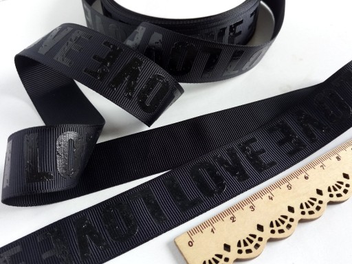 3D tlačená grogrénová stuha LOVE, čierna
