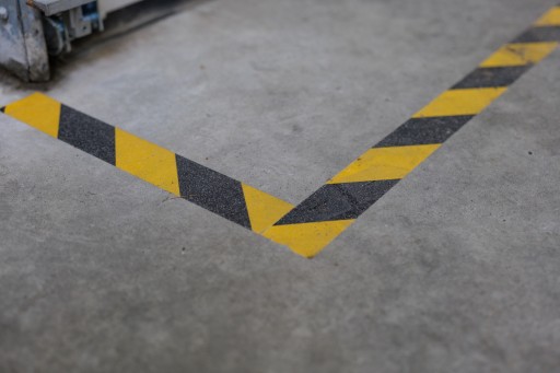 PROTIKLZUMOVÁ SAMOLEPIACA PÁSKA ŽLTÁ A ČIERNA 50 mm * 5 METROV NA SCHODY