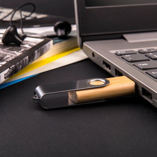 drevený prívesok s rytím 4 GB tmavé drevo