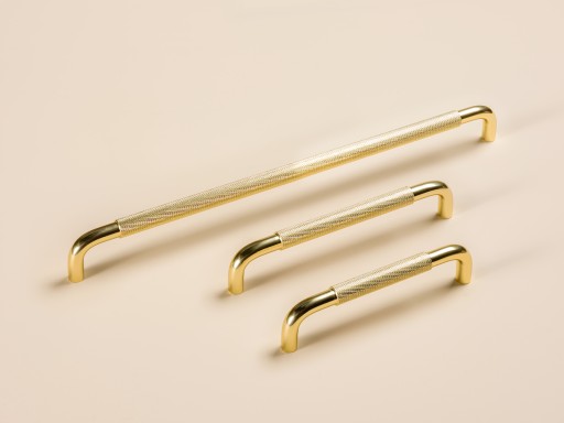 SANTI GOLD LESK NÁBYTKOVÁ KĽÚČKA 128MM HVYT REBROVANÝ MODER.