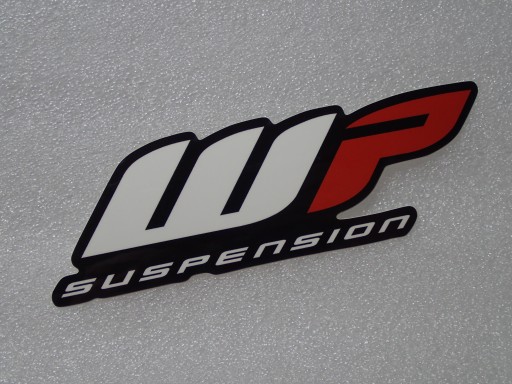 NÁLEPKA S LOGOM WP SUSPENSION 13,1 x 4,1 cm