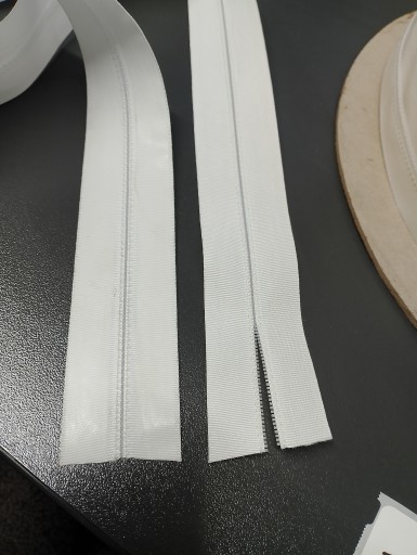 Páska na zips, biely zips, 3mm, s 2mb lepidlom