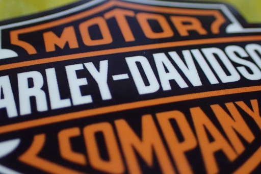 NÁLEPKA S LOGOM SPOLOČNOSTI HARLEY DAVIDSON 5,7 x 4,5 cm