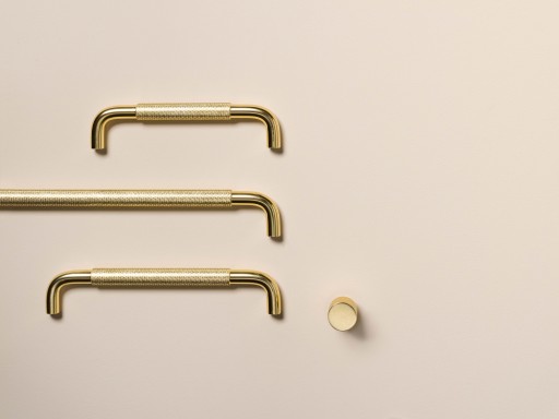 SANTI GOLD LESK NÁBYTKOVÁ KĽÚČKA 128MM HVYT REBROVANÝ MODER.