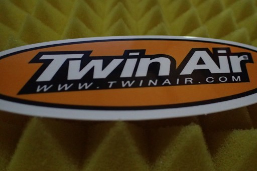 NÁLEPKA TWIN AIR STICKER 11,3 x 4,2 cm