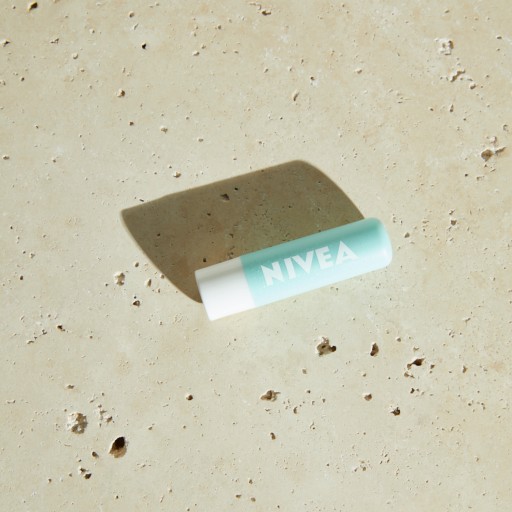 NIVEA Peeling na pery v rúži s aloe - ošetrujúci a vyhladzujúci 4,8g
