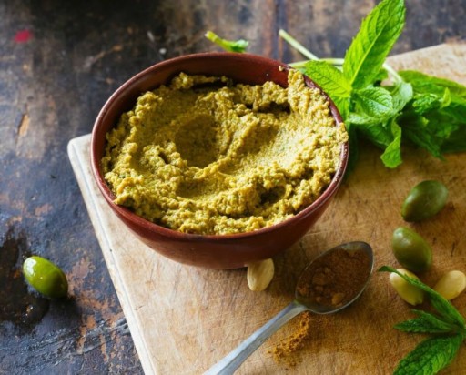 Grécka pasta so zelenými olivami, čiernou hľuzovkou a extra panenským olivovým olejom