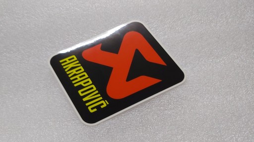 NÁLEPKA S LOGOM AKRAPOVIC 7,5 cm x 8,1 cm