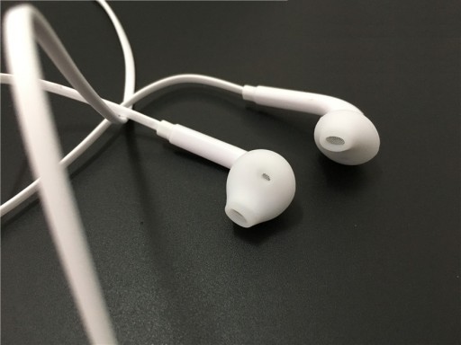SLÚCHADLÁ S MIKROPHONE jack 3,5 univerzál
