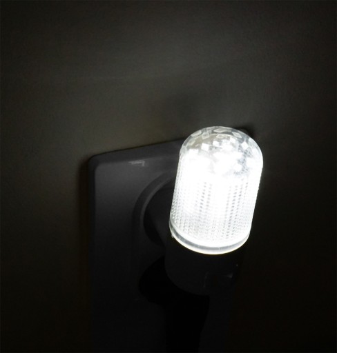 Diskrétna 3 LED KONTAKTNÁ NOČNÁ LAMPA, biela