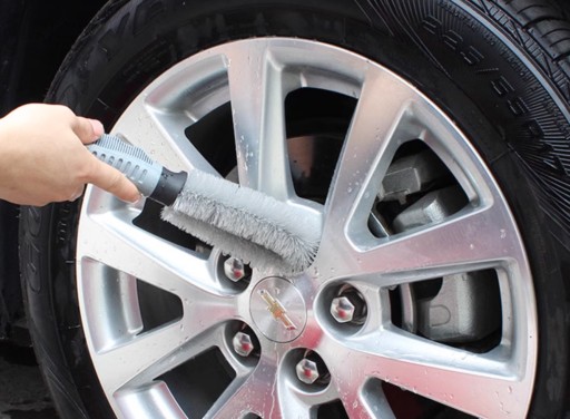 Šikovná sivá kefa na auto na čistenie kolies, umývanie ráfikov a krytov kolies