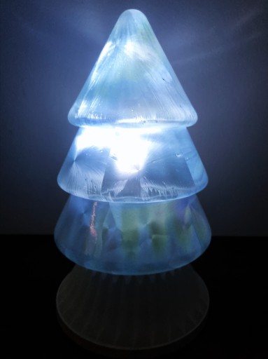 SKLENENÁ SVIEČKA V TVARE VIANOČNÉHO STROMČEKA LED VLOŽKA, VEĽKÝ SKLENENÝ VIANOČNÝ STROMČEK, 32CM.