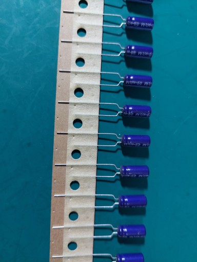 Elektrolytický kondenzátor 22uF 50v
