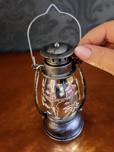 Rorátny adventný lampáš je nasvietený v striebornej farbe