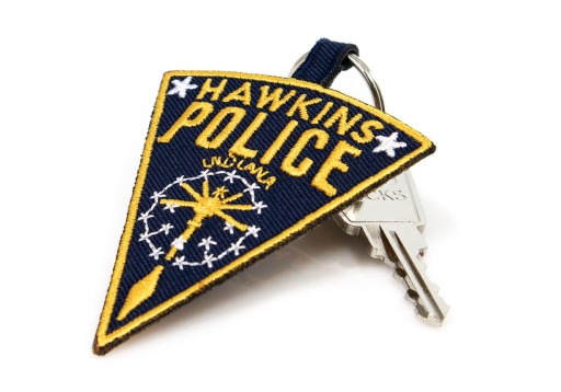 Policajná tkaná kľúčenka Stranger Things Hawkins