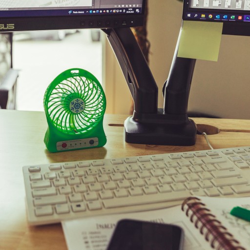 Mini ventilátor domáci stolný ventilátor USB 14 cm stojaci