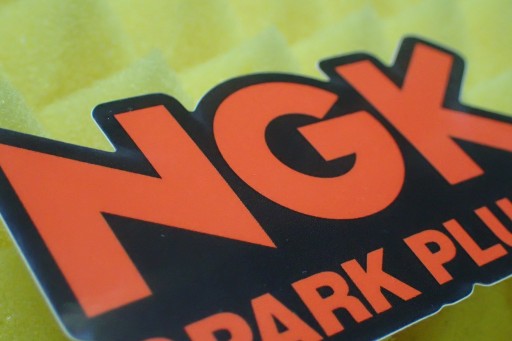 NÁLEPKA NA MOTOKROS NGK DAKAR 7,5 x 4,1 cm