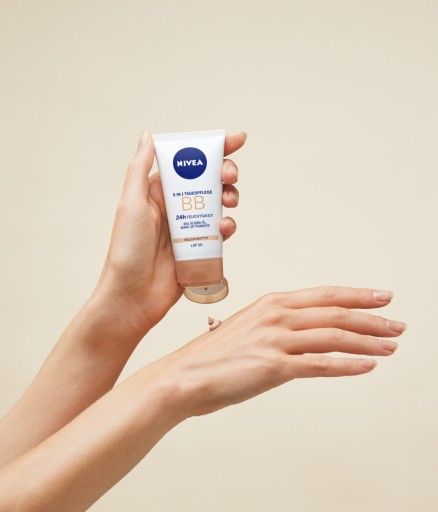 NIVEA Farbiaci BB krém 5v1 s filtrom proti nedokonalostiam - tmavý 50ml