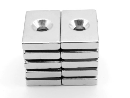 NEODYMIOVÝ MAGNET S OTVOROM NA SKRUTKU 30x20x5 SILNÝ