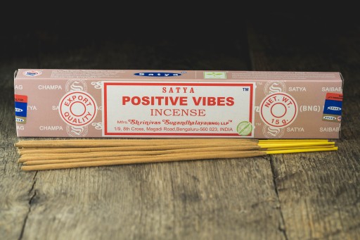 Vonné tyčinky NAG CHAMPA POLLEN SATYA Positive Vibes