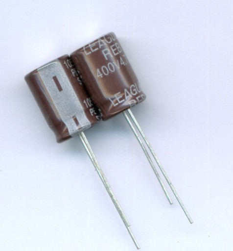 4,7 uF 400 V 4,7 µF 400 V DLHÁ ŽIVOTNOSŤ L ESR 10 KS ELEKTROLYTICKÝ KONDENZÁTOR