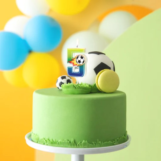 Sviečka číslo 5 futbalová loptička na narodeninovej torte