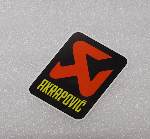 NÁLEPKA S LOGOM AKRAPOVIC 7,5 cm x 8,1 cm
